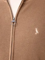 Cardigan de punto gris con cierre frontal completo, cuello tipo mao y puños acanalados. Presenta un pequeño logo bordado en el pecho y detalles en contraste en el interior del cuello y puños.