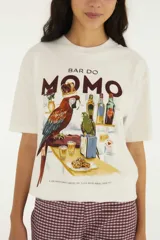 Remera Farm de algodón color blanco, con cuello redondo, mangas cortas y estampa frontal ilustrada con loros, botellas y la inscripción 'Bar Do Momo'.