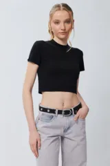 Top negro elastizado de manga corta y cuello alto.