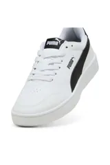 Championes deportivos Puma modelo Court Lally, de color blanco, con diseño urbano y suela de goma.