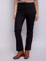 Pantalón de vestir color ladrillo, de corte recto y tiro alto.