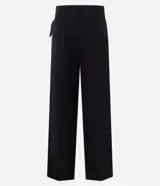 Pantalón de corte wide leg confeccionado en crepé color bordó, con cintura alta, cierre frontal con cremallera y detalle de hebilla ajustable en la cintura.