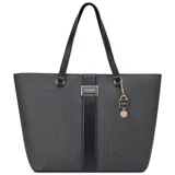 Cartera tipo shopper Guess modelo Isabella, color negro con estampado de monograma de la marca. Presenta una franja vertical central en cuero sintético liso, doble asa de hombro y un dije colgante con forma de candado y logo de la marca.