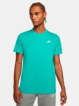 Remera Nike Sportswear Club de color verde turquesa, de corte clásico y mangas cortas, con cuello redondo y el logotipo de Nike bordado en blanco en el pecho.