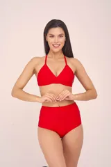 Conjunto de bikini rojo con corpiño triangular con tirantes finos y braga de talle alto.
