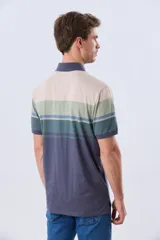 Remera polo de manga corta con diseño a rayas horizontales en tonos beige, celeste, rosado, azul marino y verde. Cuenta con cuello polo y cierre frontal con botones.