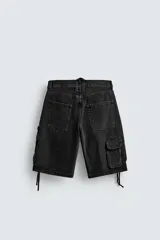 Bermuda de corte relajado en denim de algodón color beige, estilo cargo, con cinco bolsillos y bolsillos plastrón con solapa en las perneras.