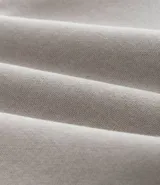 Pantalón de corte recto confeccionado en tejido de algodón y poliéster, con cintura elástica ajustable mediante lazo y bolsillos laterales.