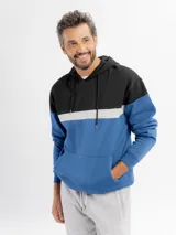 Canguro con capucha y cordones ajustables, de diseño tricolor con bloques en negro, gris y azul. Cuenta con bolsillo frontal tipo canguro y puños elásticos.