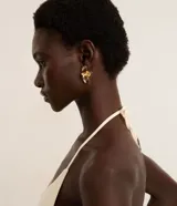 Aros caravanas de metal con baño en oro light, diseño en formato de media flor con esmaltado, cierre por tornillo.
