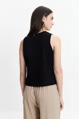 Chaleco tejido color lila con escote en V y lazo doble al frente.