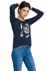 Remera de manga larga color azul marino, con cuello redondo a la base y estampado frontal con detalles en foil plateado.