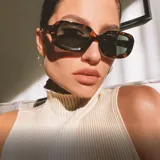 Lentes de sol con armazón carey y lentes negros polarizados. Diseño semi cuadrado con protección UV400 y material de policarbonato francés.