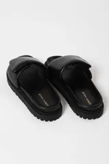 Sandalia tipo slide color fucsia, con suela track de plataforma y tira ancha acolchada en el empeine.