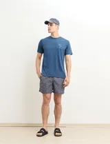 Short de baño azul con estampado geométrico en blanco y negro.