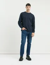 Pantalón de jean con diseño de cinco bolsillos y corte recto slim.