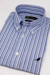 Camisa de vestir Club House con diseño de rayas verticales azules y blancas, cuello button down y bolsillo frontal con bordado de un ave.