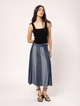 Falda midi color beige con paneles verticales blancos.