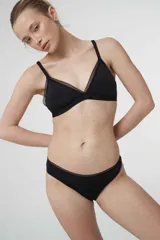 Bombacha tipo bikini de microfibra gloss color negro, con puntilla en el contorno de la cintura y fundillo de algodón.