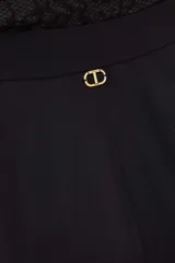 Pantalón de vestir negro de corte recto con pretina, botón y abertura en el ruedo.