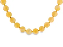 Collar de cuentas esféricas de tonos cálidos y opacos, con pequeños separadores metálicos dorados entre cada esfera.