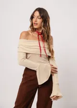 Blusa beige con hombros descubiertos, mangas largas acampanadas y confeccionada en tela stretch con lurex.