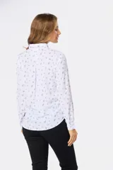 Camisa blanca con estampado de hojas en color gris, de manga larga y corte clásico.