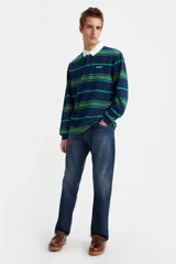 Pantalón de jean azul de corte recto, con tiro medio y cierre de botones.