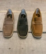 Mocasines de gamuza color marrón chocolate, con detalle de costuras en contraste en la suela.