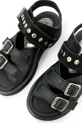 Sandalias negras de cuero con plataforma y ajuste con velcro.