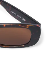 Lentes de sol con armazón rectangular de policarbonato con estampado carey y cristales oscuros.
