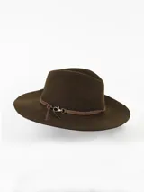 Sombrero de paño de lana impermeable, color marrón, con ala ancha y detalle de cinta de cuero con cierre de mosquetón metálico.