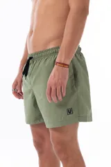 Short de baño verde militar con cintura elástica ajustable con cordón negro, bolsillos laterales y bolsillo trasero con cierre.