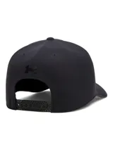 Gorra deportiva Under Armour de copa alta con panel frontal estructurado. Presenta un diseño anatómico sin costuras, perforaciones láser para ventilación y logo de la marca en relieve en el frente. Incluye cierre ajustable con broche.