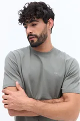 Remera clásica lisa de algodón color azul marino, con escote redondo y logo estampado en relieve en el pecho.