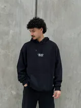 Canguro negro con capucha ajustable con cordones, bolsillo tipo canguro y logo "Osten Club" estampado en el pecho. Corte oversize.