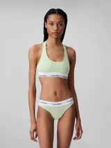 Bralette deportivo de la línea Modern Cotton de Calvin Klein, confeccionado en mezcla de algodón y modal. Presenta un diseño sin forro ni relleno, con espalda cruzada y banda elástica inferior con el logo de la marca estampado.