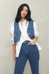 Pantalón chupín negro de tiro alto, confeccionado en denim suave y levemente elástico, con bolsillos delanteros y traseros.