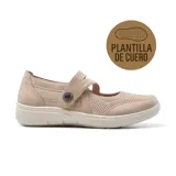 Zapato casual Korium Confort Itati color beige, con plantilla de cuero, tira sobre el empeine con botón decorativo y suela de goma.