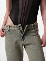 Body negro con copas y diseño semitransparente, con tirantes ajustables y varillas estructuradas.