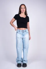 Jean tiro alto de algodón denim color celeste, con cuatro bolsillos, cierre de botón y cremallera, y diseño de pierna recta.