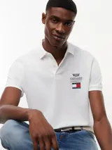 Chomba de piqué color blanco, de corte regular, con cuello y puños de punto canalé. Presenta cierre frontal de tres botones y logo bordado en el pecho de la colaboración entre Tommy Hilfiger y Cadillac Formula 1 Team.