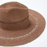 Sombrero de paja color marrón oscuro, con ala ancha y detalle perforado alrededor de la copa.