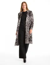 Chaqueta larga de tejido de punto con estampado animal print, diseño abierto sin botones, cuello con solapa y bolsillos de parche frontales.
