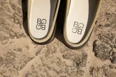 Mocasín mule de cuero color marrón con detalle de antifaz en celeste.