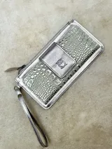 Billetera plateada con textura de piel de cocodrilo, cierre de cremallera y correa de muñeca.