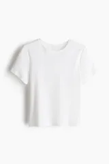 Remera de punto acanalado, color blanco, con cuello redondo y mangas cortas. Diseño ajustado al cuerpo con bajo recto.