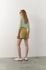 Short sastrero negro de algodón, con detalle de pinzas y pretina sin presillas.