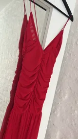 Vestido largo rojo de microtul, con breteles finos, escote en V y fruncido en el busto.