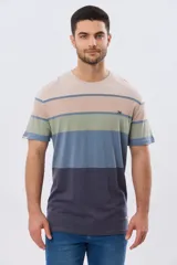 Remera de manga corta y cuello redondo, con diseño de bloques de color y franjas horizontales en tonos azul, celeste y gris, con pequeño logo bordado en el pecho.